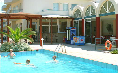 Swimmingpool, Bar und Restaurant