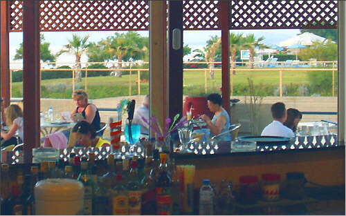 Blick von der Bar zur Terrasse