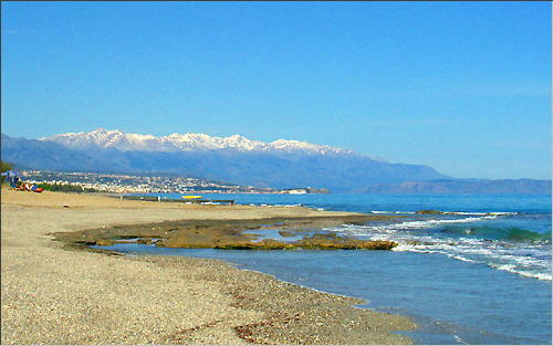 Adelianos Kampos: Blick vom Strand nach Rethymnon